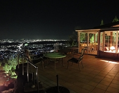 奈良生駒の天空の庭園レストラン【グリーンテラス】のティーラウンジからの夜景