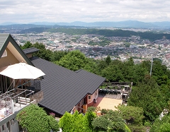 奈良生駒の天空の庭園レストラン【グリーンテラス】ティーラウンジからレストランを望む